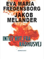 En advokat findes myrdet på Rådhusvej i Charlottenlund. Hans næse er skåret af, og i ryggen på ofret finder politiet en takket bajonet fra 1. verdenskrig. Profileringseksperten Robert Strand får til opgave at indkredse gerningsmandens motiv, men hans arbejde bliver kompliceret......